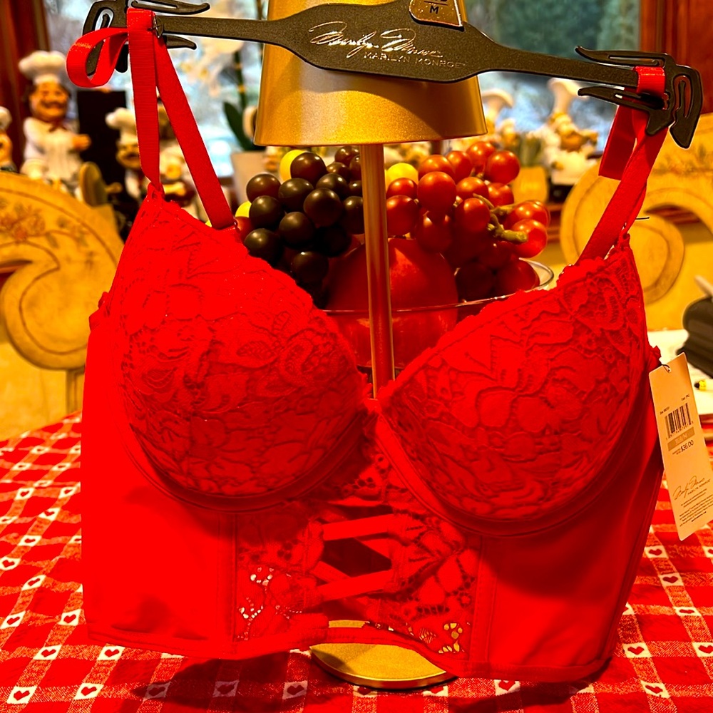 NWT gorgeous and sexy size 36B bra camisole by Marilyn Monroe Collection. Red!